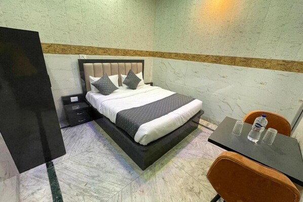 1 habitación, tabla de planchar con plancha y ropa de cama 