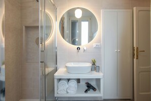 Shower, hair dryer, bidet, towels