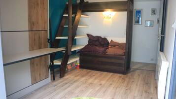 4 bedrooms, iron/ironing board, free WiFi