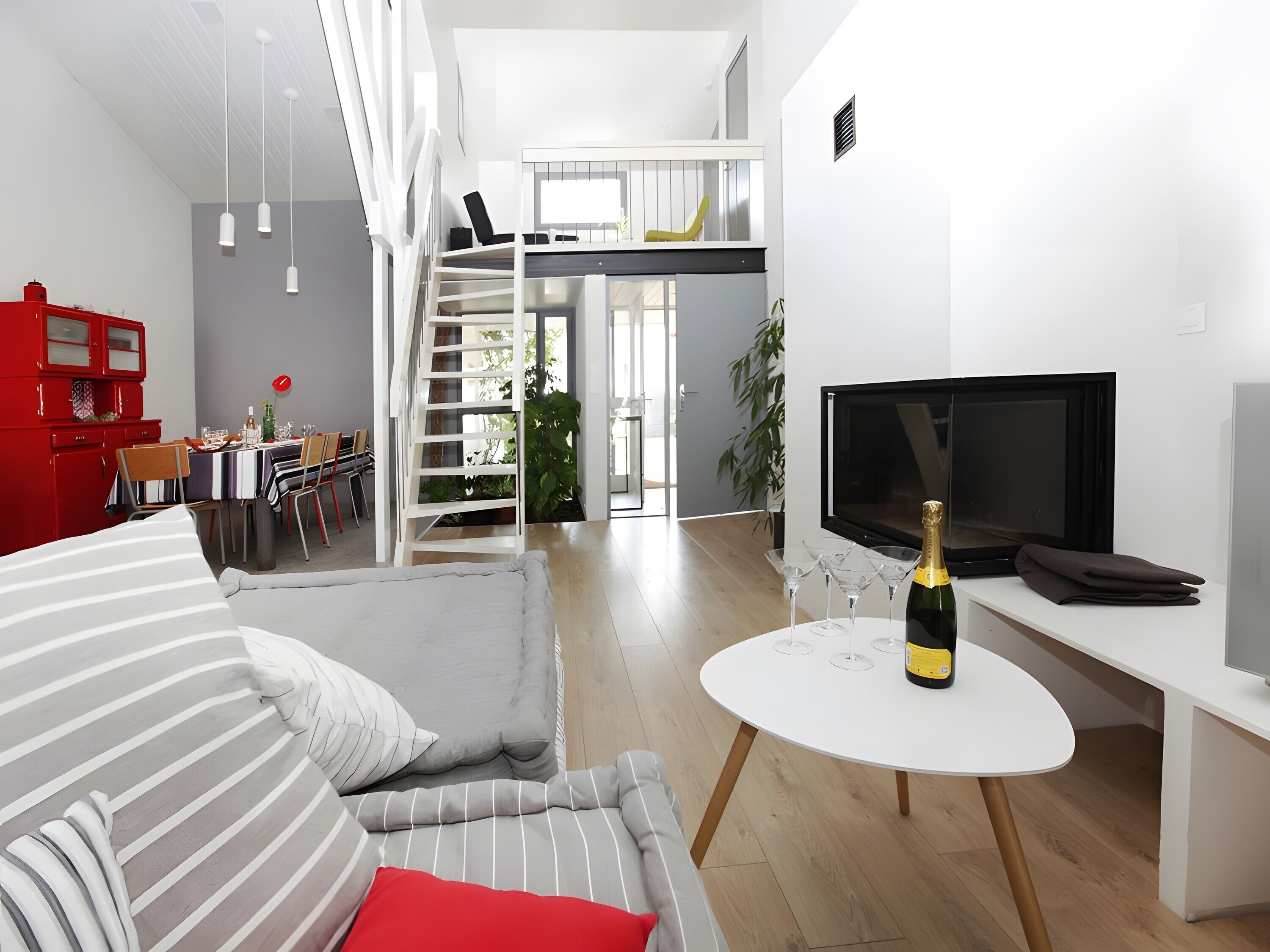 Télévision, cheminée, lecteur de DVD