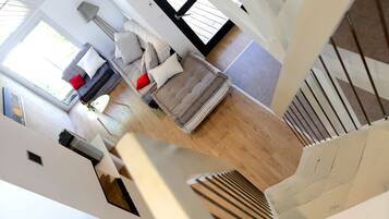 Televisie, een open haard en een dvd-speler