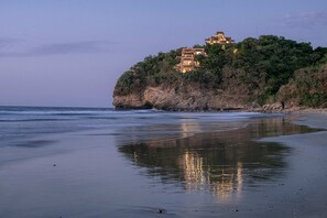 Rannalla, rantapyyhkeitä