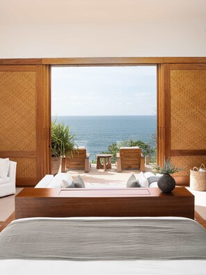 6 makuuhuonetta, tallelokero huoneessa, työpöytä, silitysrauta/-lauta