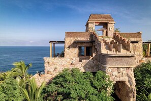 Exterior - El Adivino: Ultra-Luxury Villa + Chef, Butler & Pool (Imanta)
