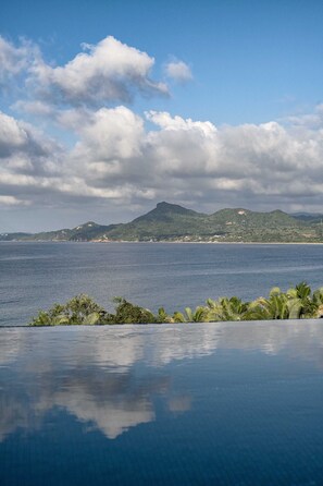A clear view of a coastal landscape with a body of water, a mountain range, and a clear sky. - Casa Ravello: Luxury Villa, Full Service & Premier Golf (Punta Mita)