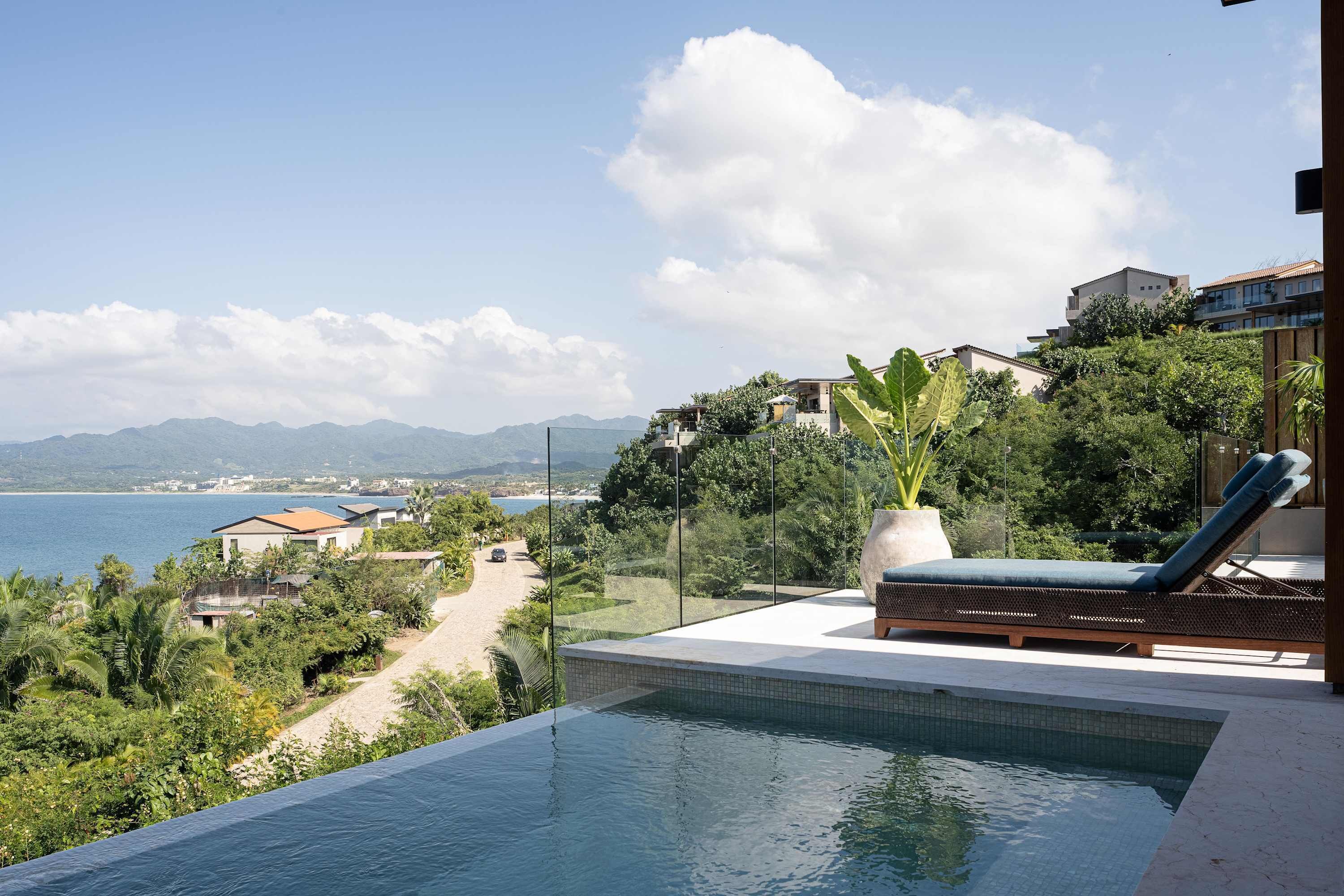 Utendørsbasseng og et oppvarmet basseng