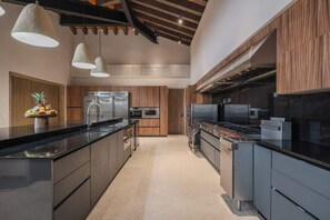 Kühlschrank, Mikrowelle, Ofen, Kochgeschirr/Geschirr/Besteck