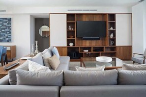 Smart TV, videojuegos, reproductor de DVD y futbolito