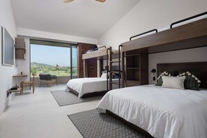 4 slaapkamers, een bureau, een strijkplank/strijkijzer, reisbedje