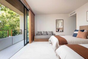Ein modernes Schlafzimmer mit Balkon, einer Couch und einem Bett.