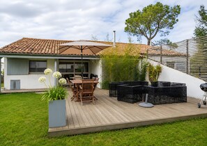 Outdoor dining - Escape to a Villa in Saujon – 170 m², Garden, Close to Beaches & Vineyards, Ideal for 9 People (Saujon)