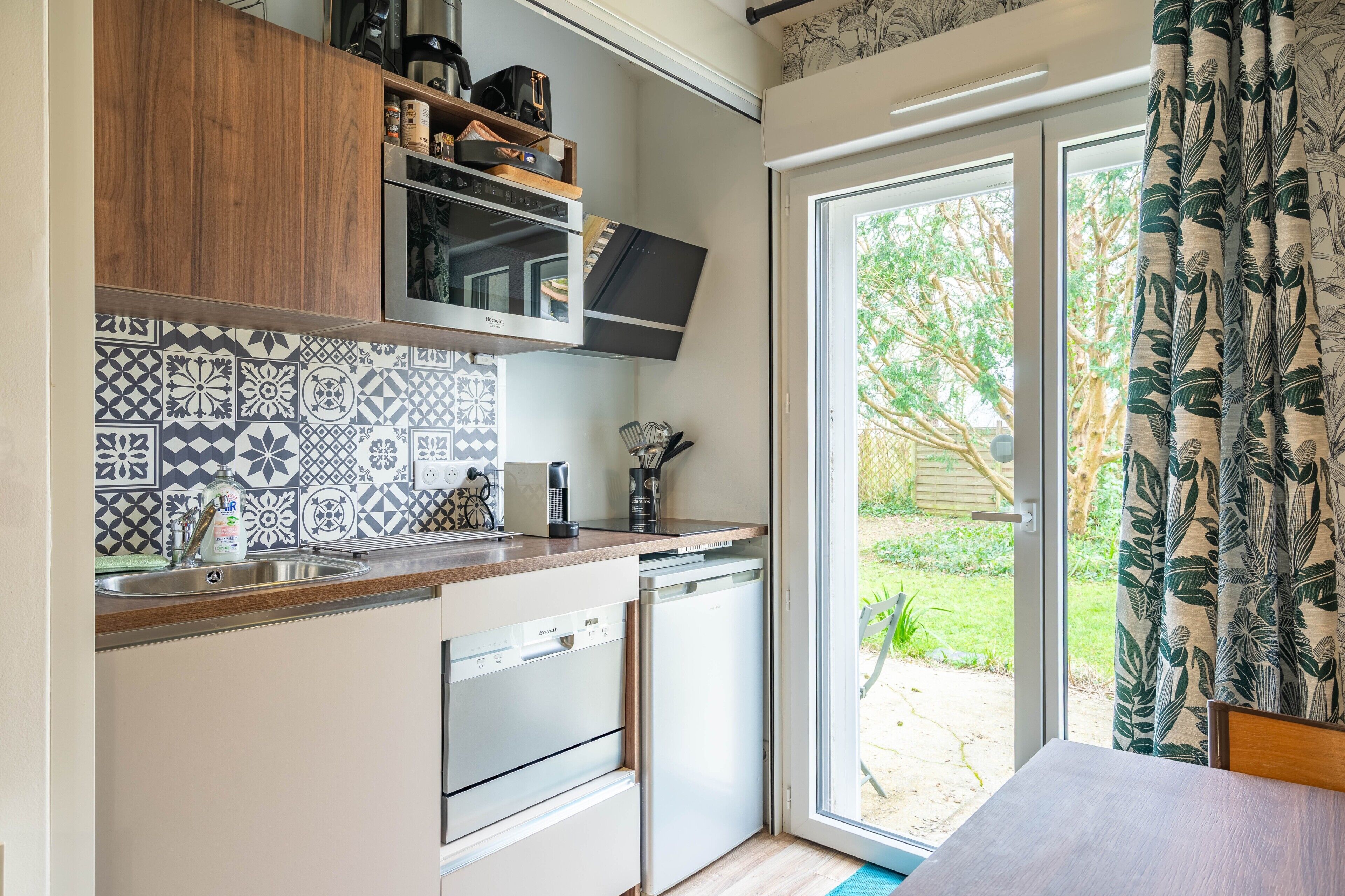 Réfrigérateur, micro-ondes, lave-vaisselle, cafetière/bouilloire