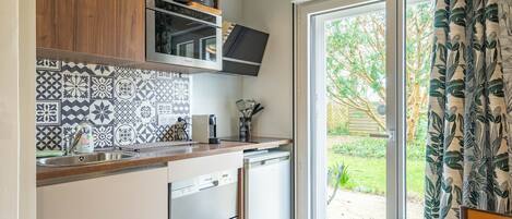 Fridge, microwave, dishwasher, coffee/tea maker