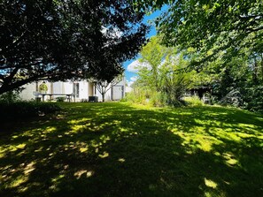 Property grounds - Escape to a Villa in Saujon – 170 m², Garden, Close to Beaches & Vineyards, Ideal for 9 People (Saujon)