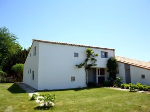 Exterior - Escape to a Villa in Saujon – 170 m², Garden, Close to Beaches & Vineyards, Ideal for 9 People (Saujon)