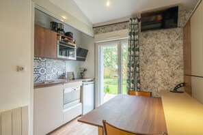 Fridge, microwave, dishwasher, coffee/tea maker