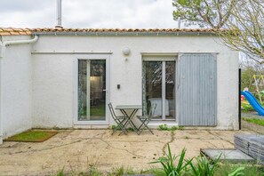 Outdoor dining - Escape to a Villa in Saujon – 170 m², Garden, Close to Beaches & Vineyards, Ideal for 9 People (Saujon)