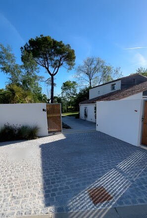 Property grounds - Escape to a Villa in Saujon – 170 m², Garden, Close to Beaches & Vineyards, Ideal for 9 People (Saujon)
