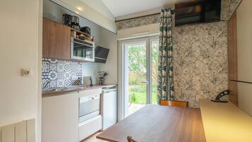 Fridge, microwave, dishwasher, coffee/tea maker