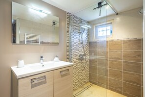 Shower, hair dryer - Escape to a Villa in Saujon – 170 m², Garden, Close to Beaches & Vineyards, Ideal for 9 People (Saujon)