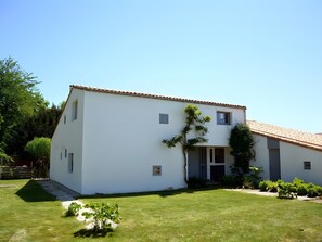 Exterior - Escape to a Villa in Saujon – 170 m², Garden, Close to Beaches & Vineyards, Ideal for 9 People (Saujon)