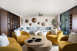 Smart TV, videojuegos, reproductor de DVD y futbolito 