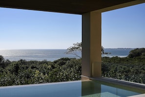 Alberca al aire libre y alberca climatizada