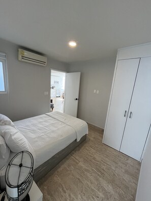 2 bedrooms, desk, iron/ironing board, WiFi