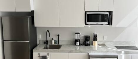 Frigorífico, microondas, placa de cocina y lavavajillas