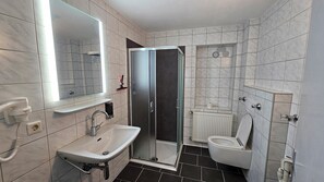 Shower, hair dryer, towels, soap - FeWo in der Kiese Hard - Top 2 "Bodensee" with a large terrace (Hard)