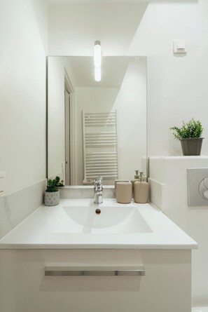 Basic Studio | Bathroom