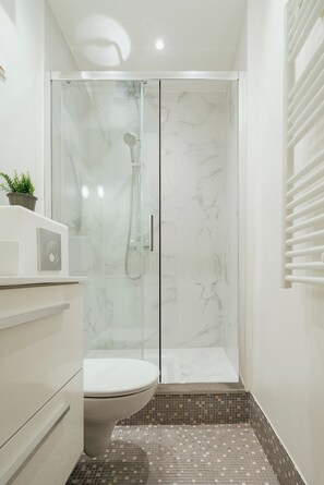 Basic-Studio | Badezimmer | Kostenlose Toilettenartikel, Haartrockner, Handtücher, Seife