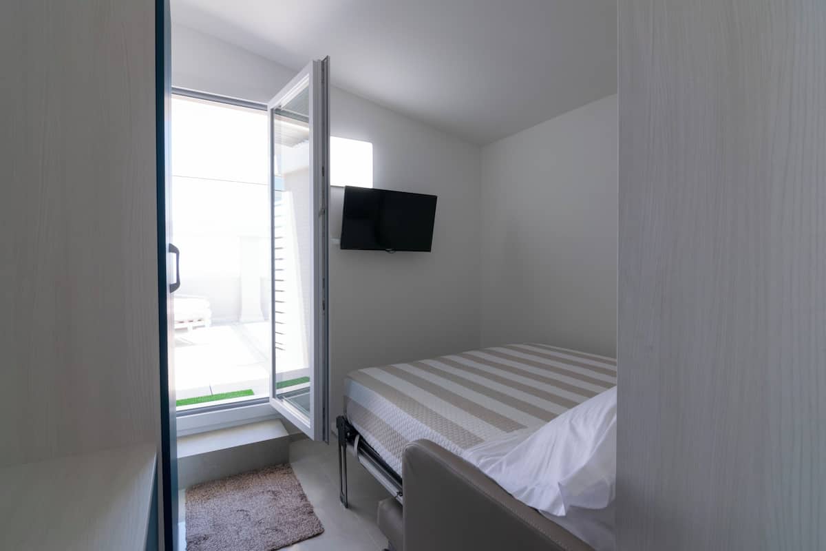 Studio Basic - 1 sovrum - bubbelpool - mot havet | 1 sovrum, vÀrdeförvaringsskÄp pÄ rummet, ljudisolering och gratis wi-fi