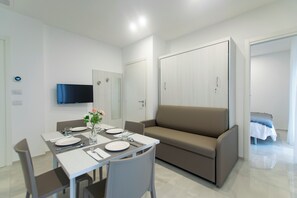 Apartemen, balkon, pemandangan laut terbatas | Area keluarga | TV