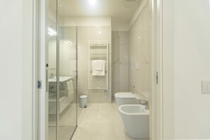 Apartment, Balcony, Partial Sea View | Bilik Mandi