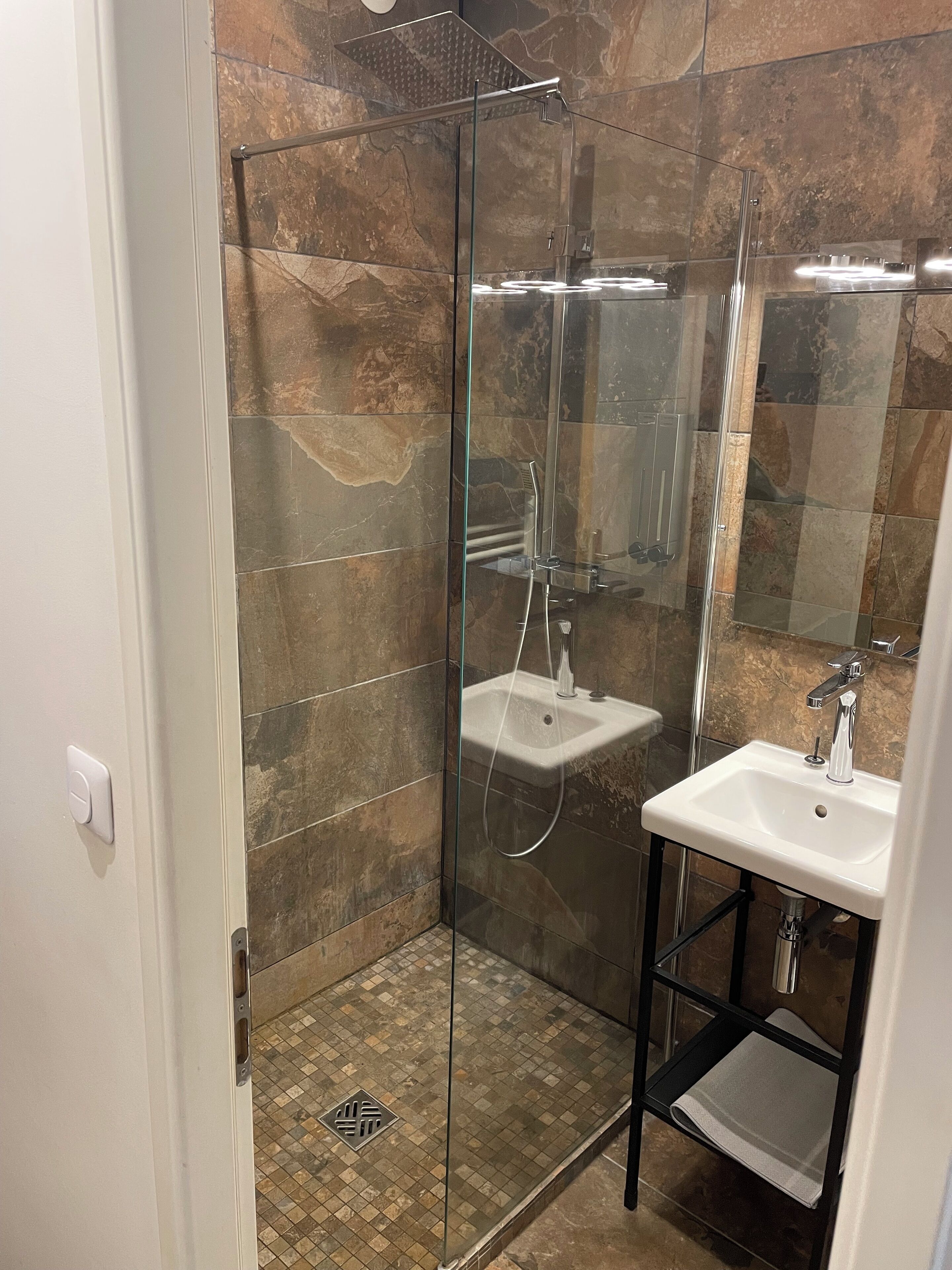 Secador de pelo, toallas, jabón, papel higiénico