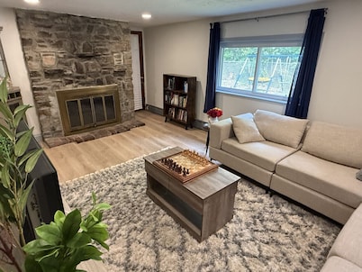 Shantok Queen suites walk to Mohegan casino/Wi-Fi