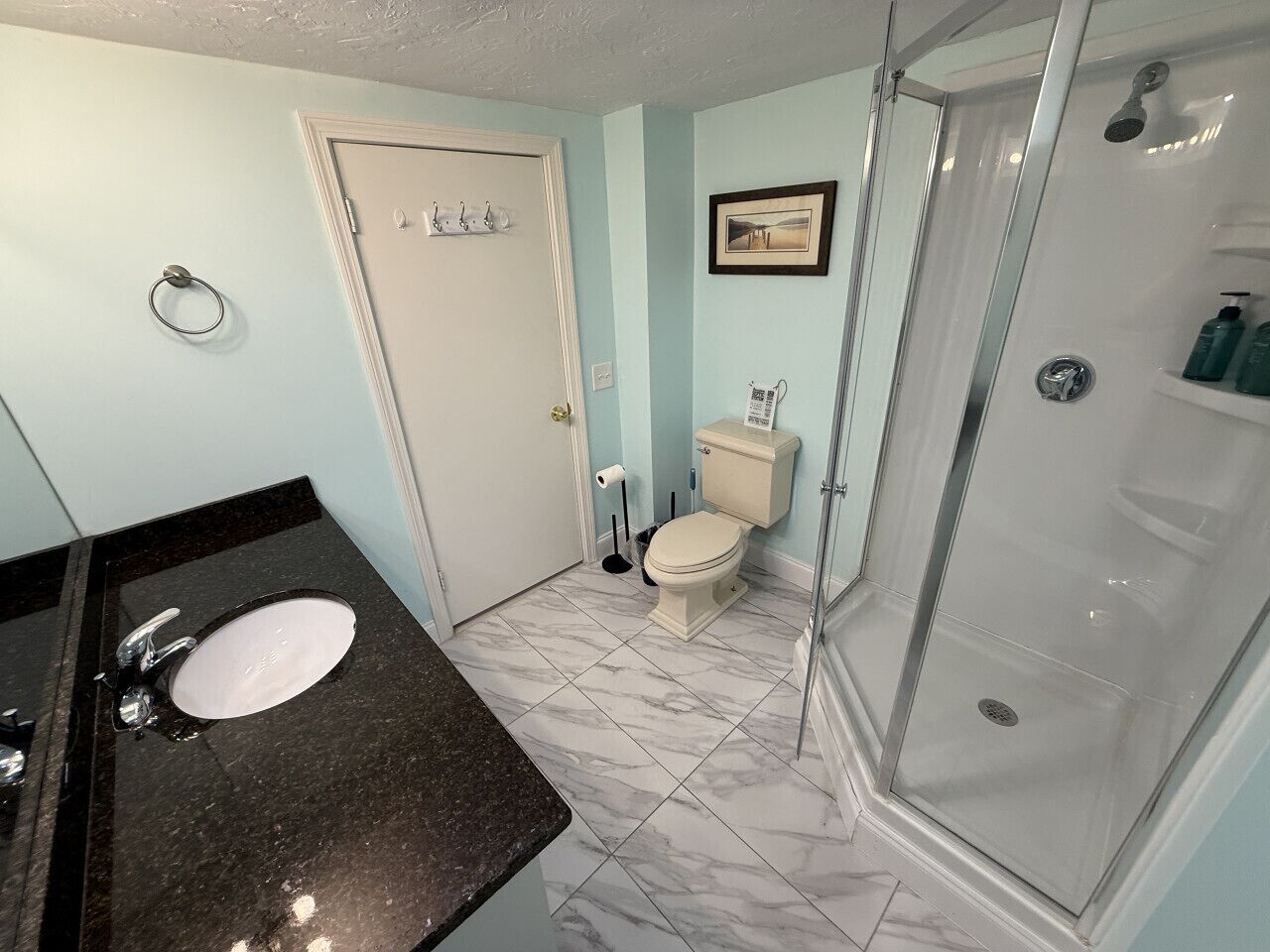 Secador de cabelo, toalhas de banho