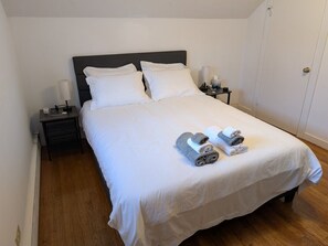 4 Schlafzimmer, Schreibtisch, Bügeleisen/Bügelbrett, Reisekinderbett