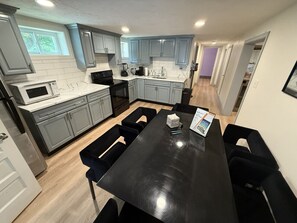 冰箱、微波炉、茶具/咖啡用具、高脚椅