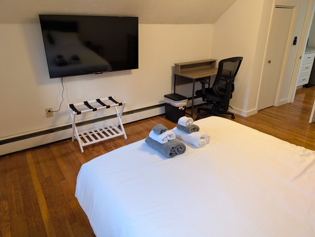 4 quartos, escrivaninha, ferros/tábuas de passar roupa, berço de viagem