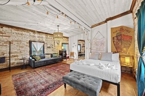 1 bedroom, iron/ironing board, WiFi, bed sheets - Stylish brick unit in Old Louisville near downtown (Louisville)