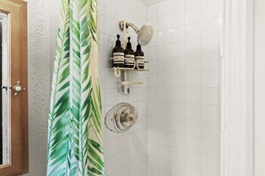 Chuveiro, secador de cabelo, toalhas de banho, shampoo