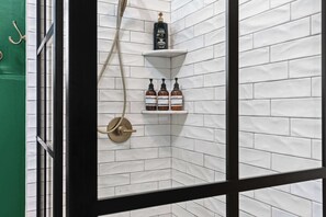 Dusche, Haartrockner, Handtücher, Shampoo