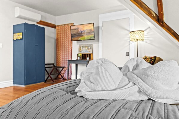 7 bedrooms, iron/ironing board, WiFi, bed sheets