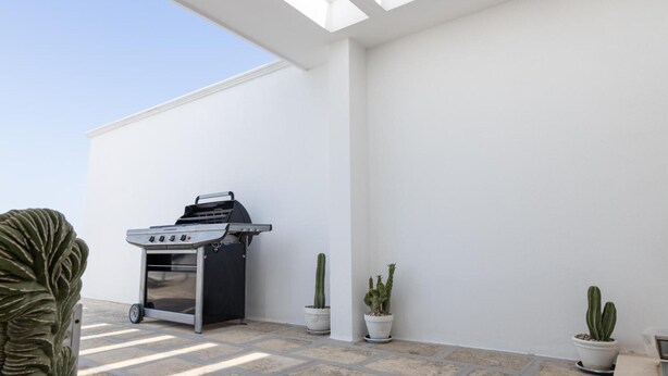 A patio with a grill, potted cacti, and a clear sky. - Apartment 'Mirea' with Private Terrace, Wi-Fi and Air Conditioning (Melissano)