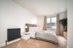 2 عدّة غرف نوم ومكتب ومكواة/لوح كي وسرير سفر