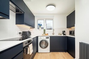 ثلاجة، ميكروويف، فرن، موقد طهي مسطح