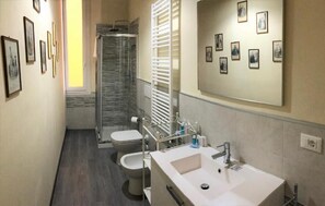 Lejlighed - 1 soveværelse - terrasse | Badeværelse | Bruser, gratis toiletartikler, hårtørrer, håndklæder