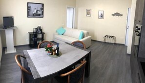 Apartment | Living area | 32-inch Smart TV with digital channels - Sofihome (Bologna)